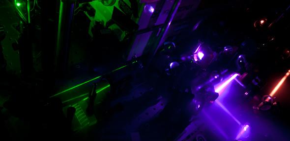 This is the experimental setup used to generate femtosecond laser pulses which serve as an ultrafast "flash " for the camera so that very rapid phenomenon can be filmed