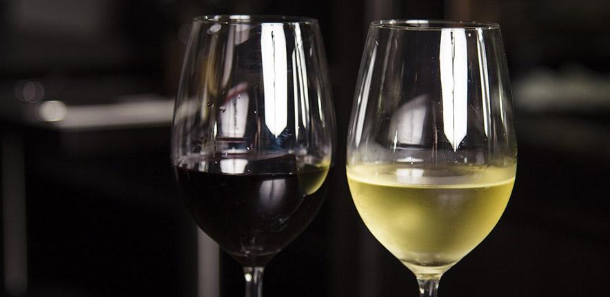 Red and white wine in glasses