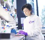 Dr Jessica Taylor working in the lab