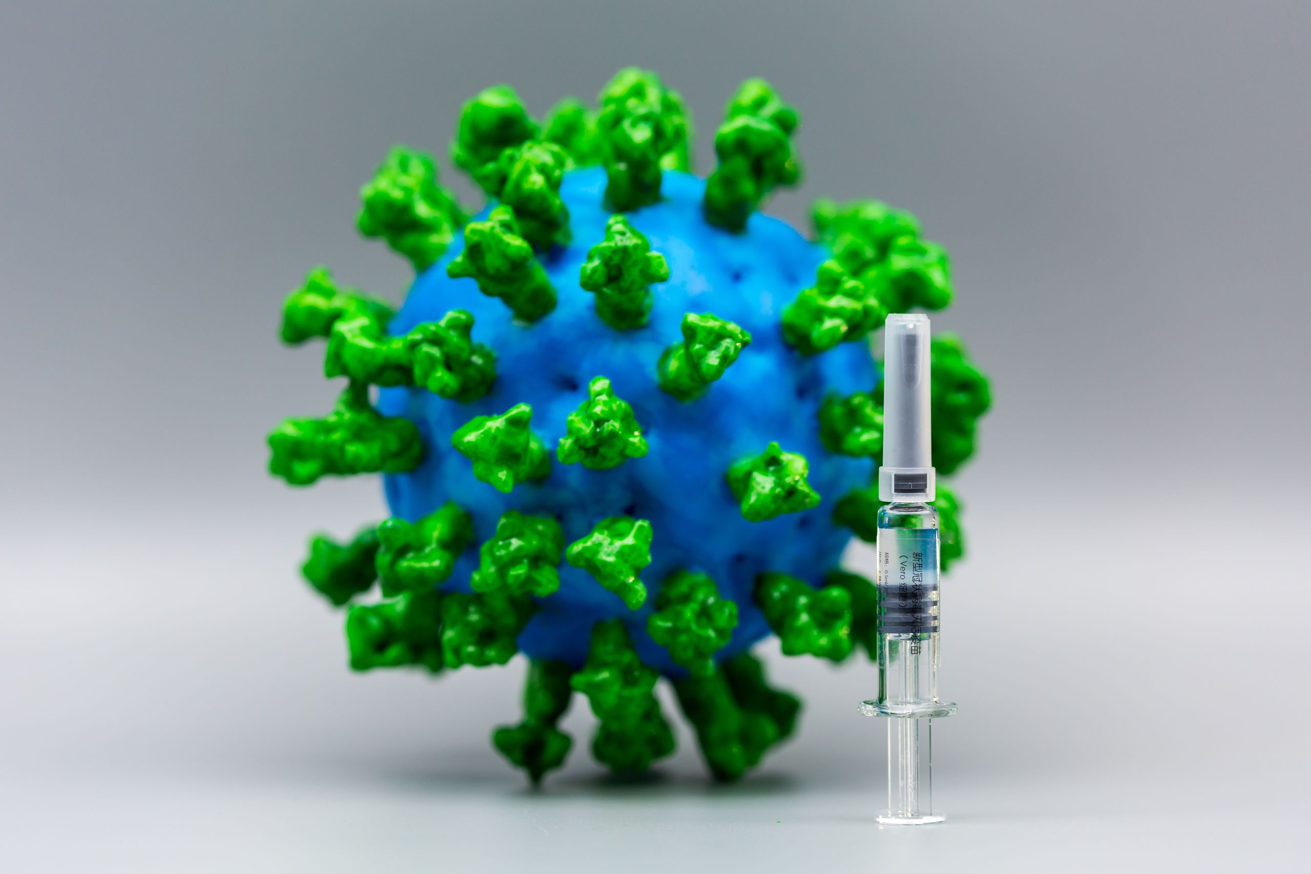 SARS-CoV-2 model and vaccine syringe