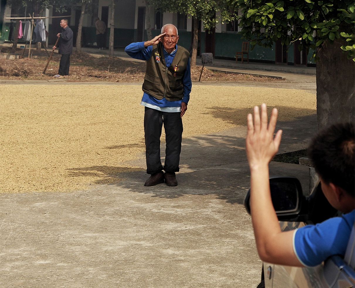 KMT veteran Xiao Chenping salutes a redress activist in 2018. Photography: Xiangguo Lila