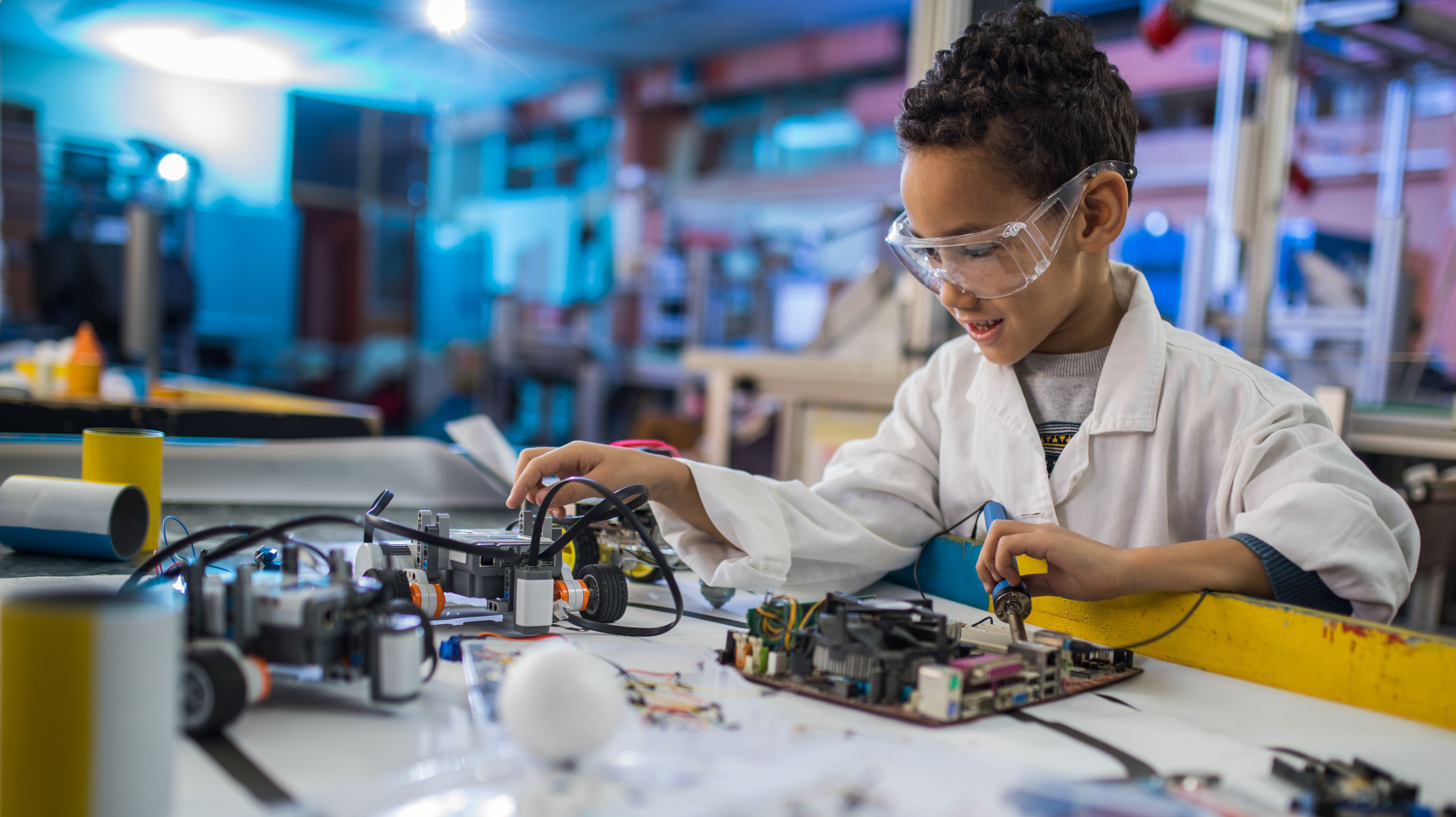 Boy working on a robot in a laboratory. Image: skynesher