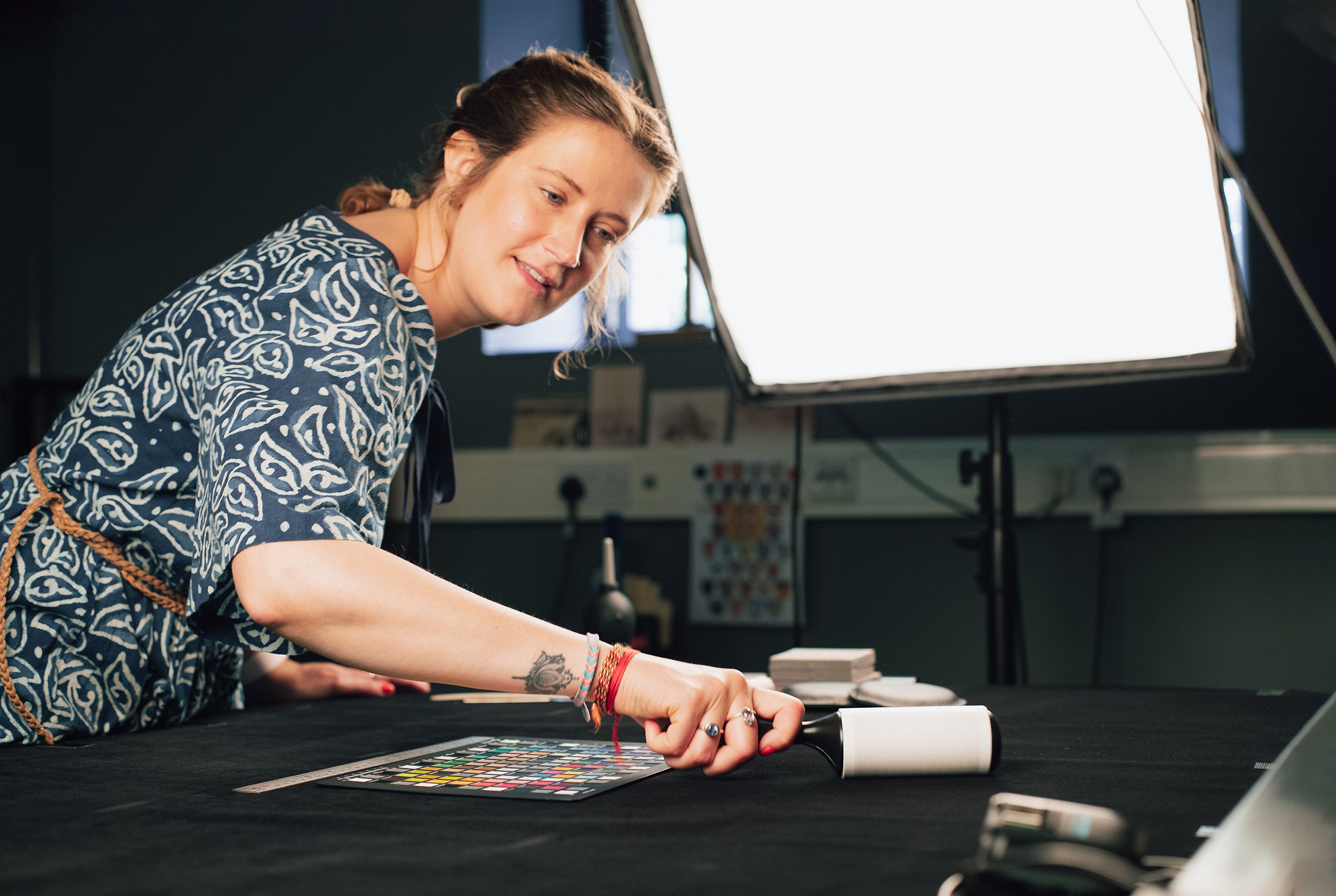 Amélie Deblauwe cleaning the surface ready to use for photography 