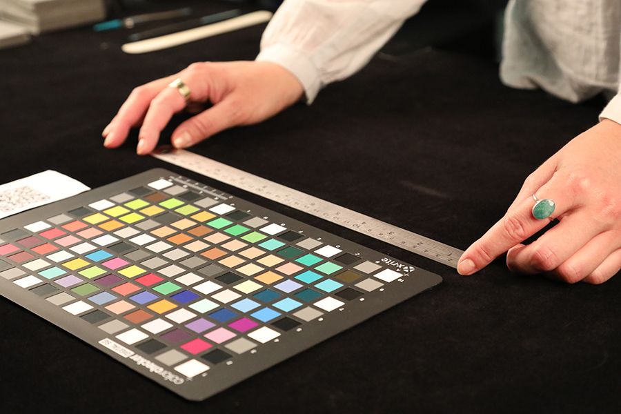 Amélie holding ruler by colour chart