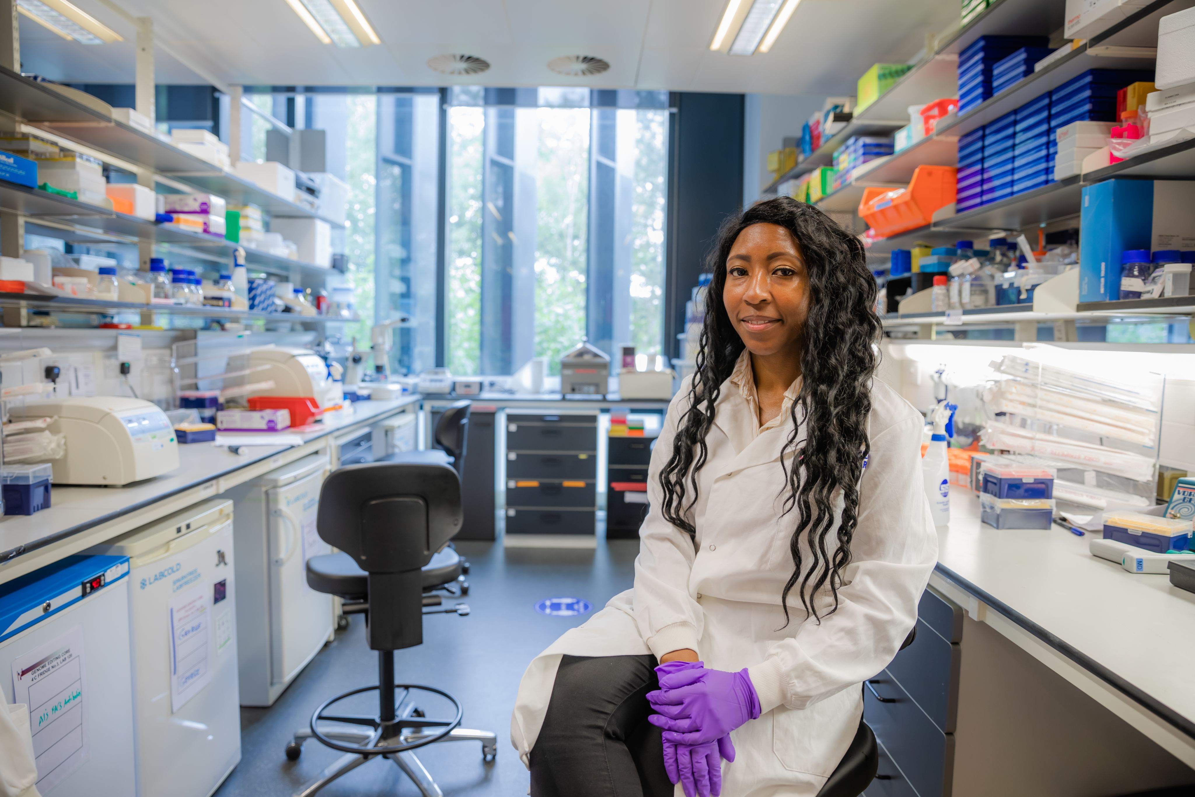 Sigourney in lab at Cancer Research UK Cambridge Institute.