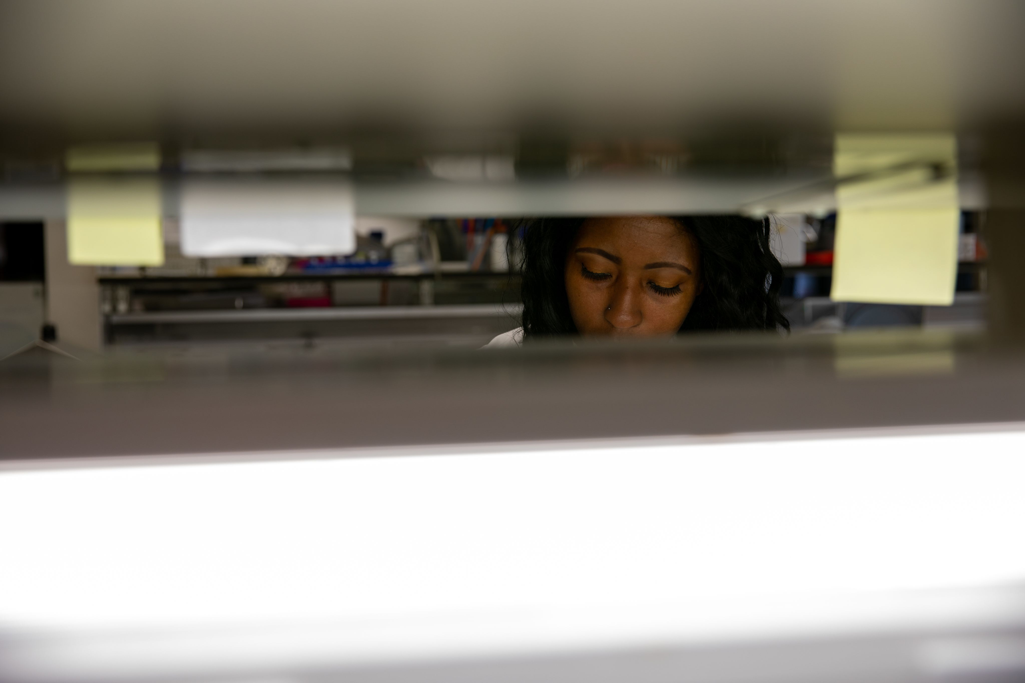 Sigourney working in lab at Cancer Research UK Cambridge Institute.