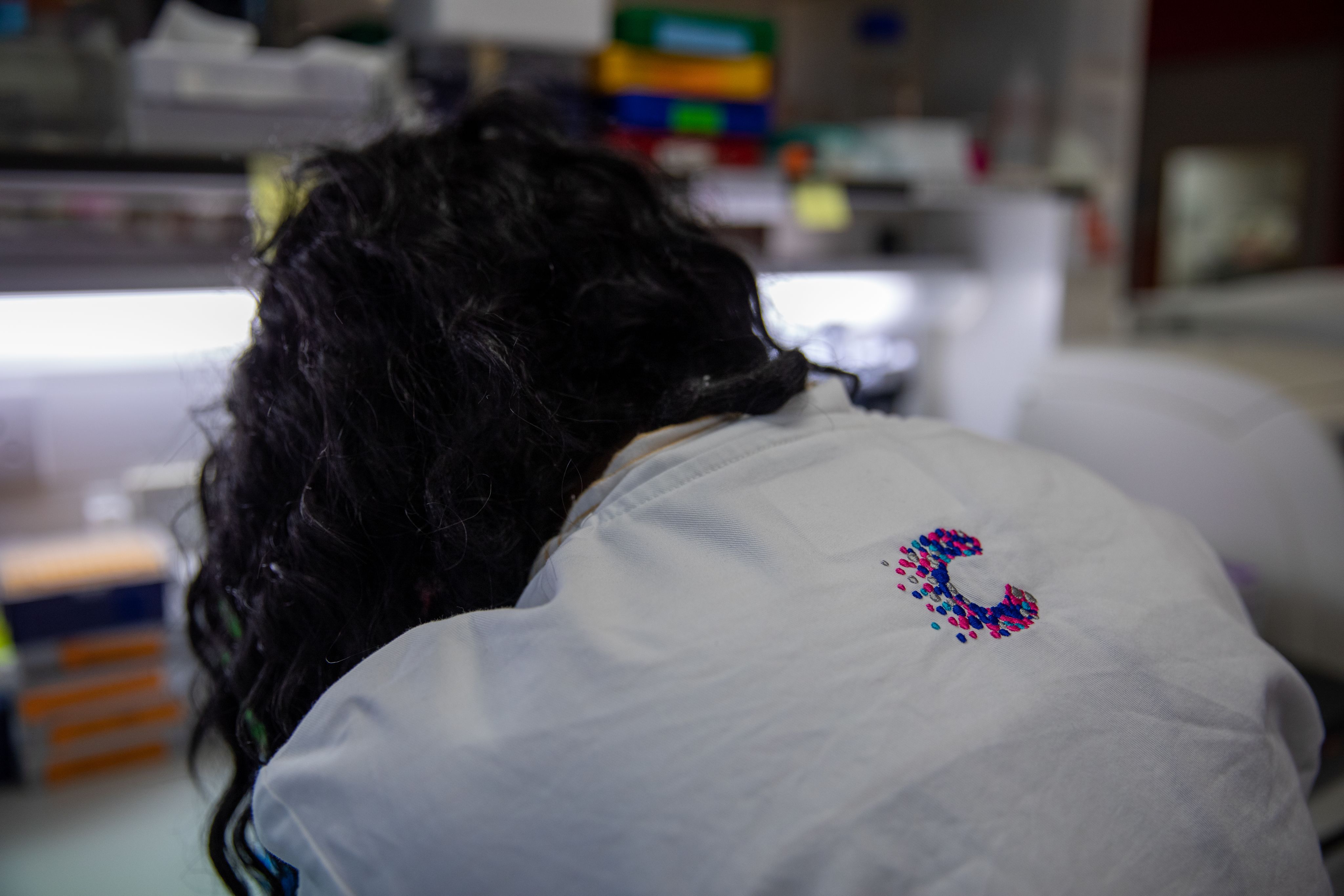 Sigourney working in lab at Cancer Research UK Cambridge Institute.