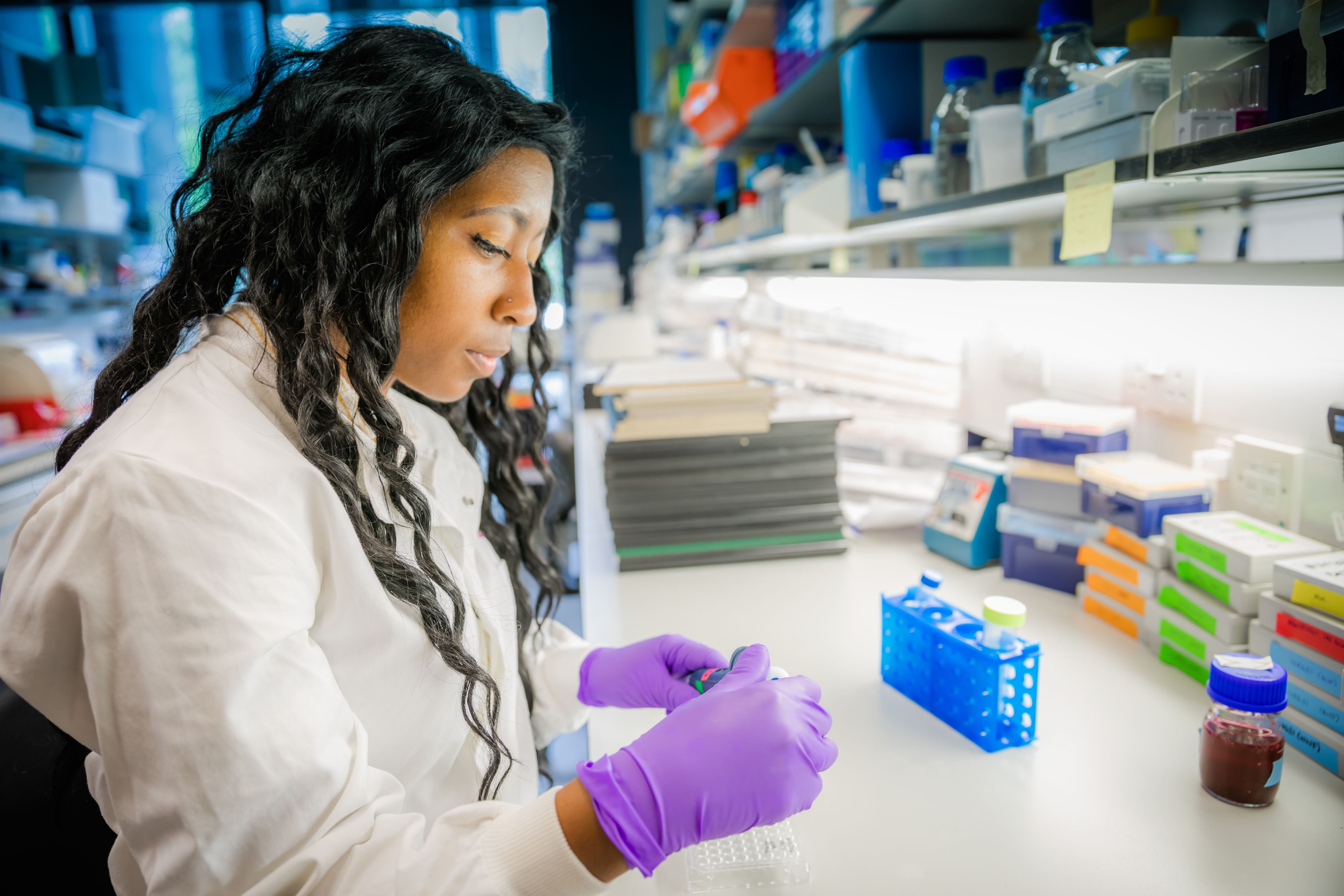 Sigourney working in lab at Cancer Research UK Cambridge Institute.