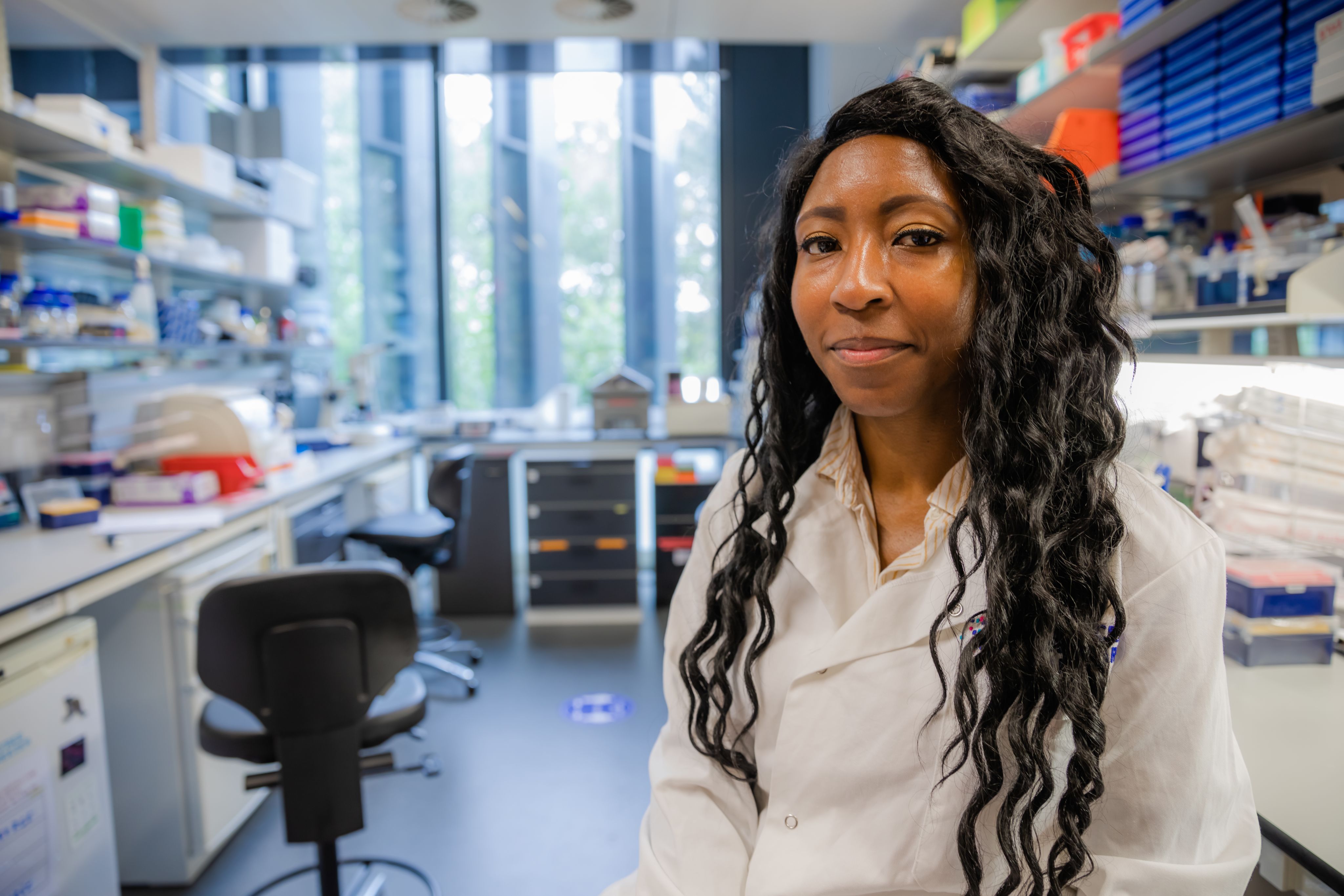 Sigourney in lab at Cancer Research UK Cambridge Institute.