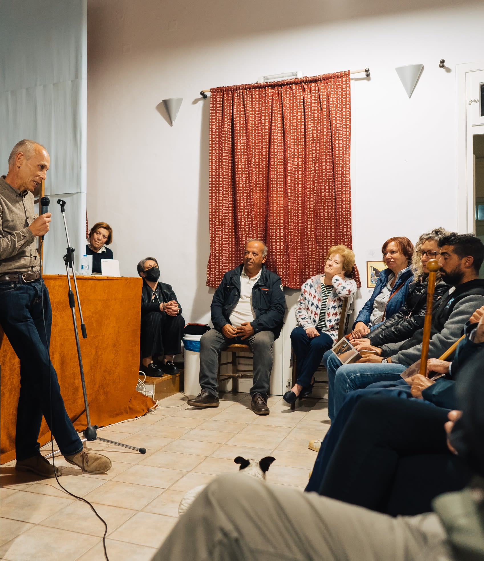 'Being an Islander' producer, Dr Dimitrios Bouras, introduces the film to the Siphnos community that supported it (2022). Photo: Orestis Seferoglou