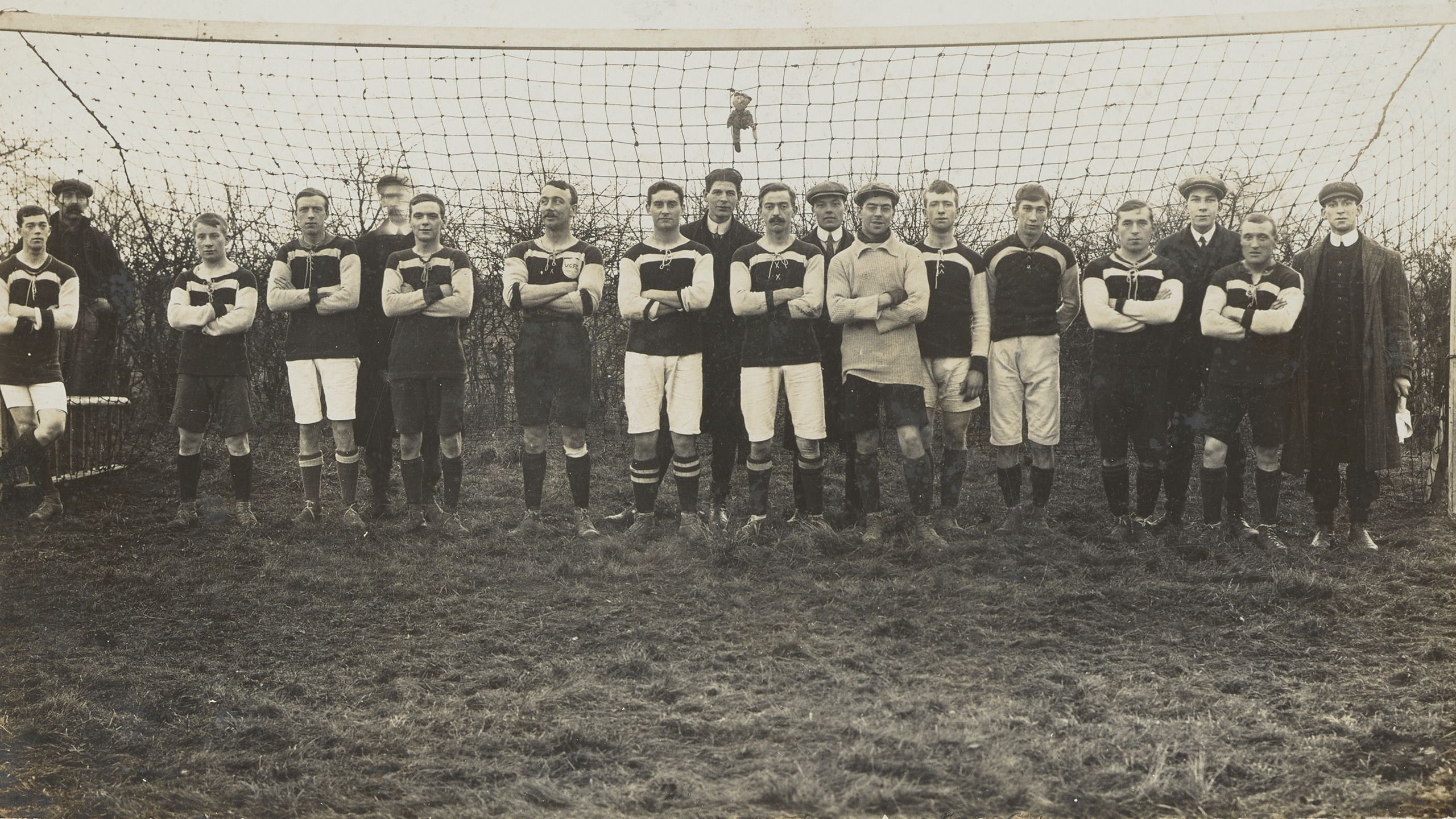 A b&w photo from early 1900s showing the Cambridge football team stood in front of a goal