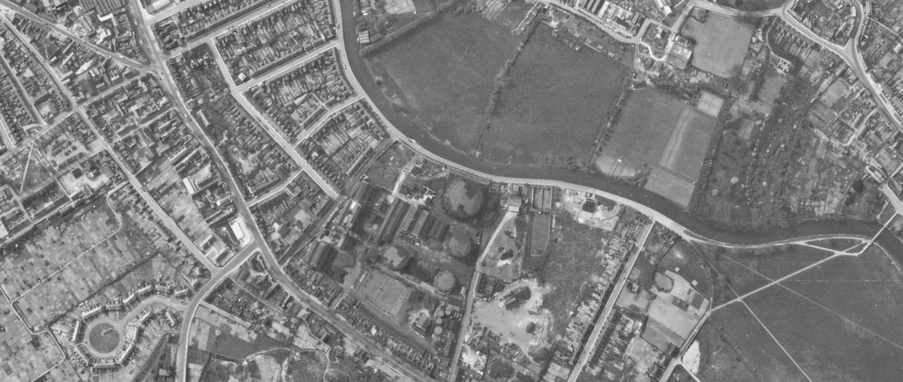 Extract from 1944 aerial photograph of Cambridge (© Historic England, licensed to Cambridge Museum of Technology) showing industrial sites around the railway line.