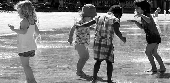 Children play in the fountain at Somerset House (cropped)