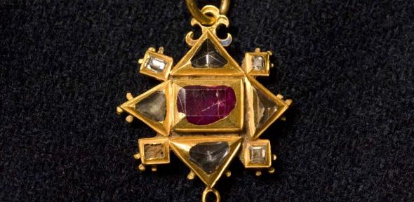 Tudor pendant