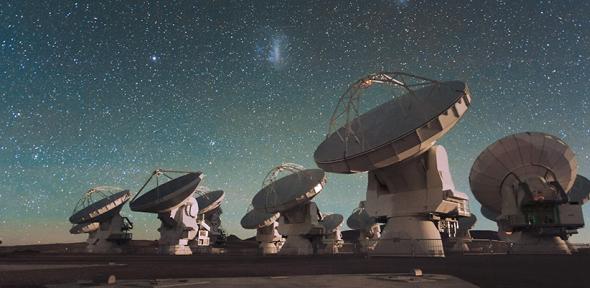 The Atacama Large Millimeter/submillimeter Array (ALMA) by night