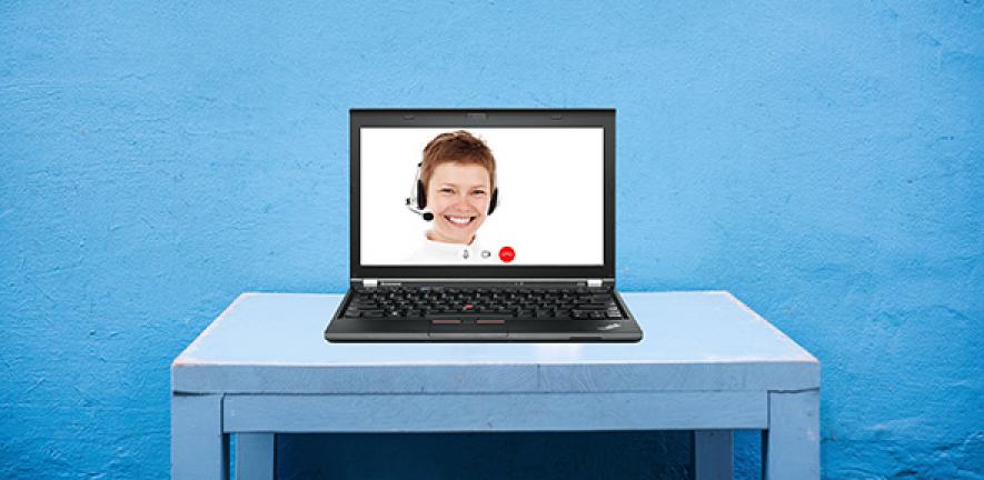 Webinar: woman talking on a computer screen