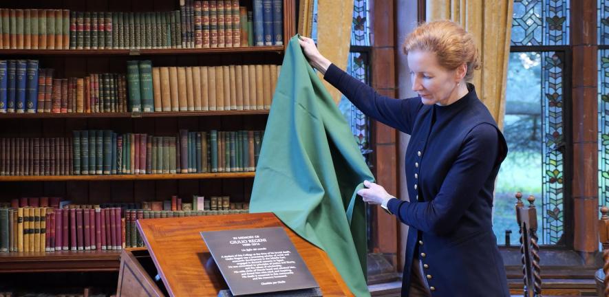 Elisabeth Kendall, Mistress of Girton College, unveils the plaque honouring Giulio Regeni.