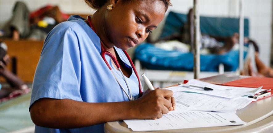 Sierra Leonean Junior Doctor, Marina Kamara, follows up on a suspected kidney infection.