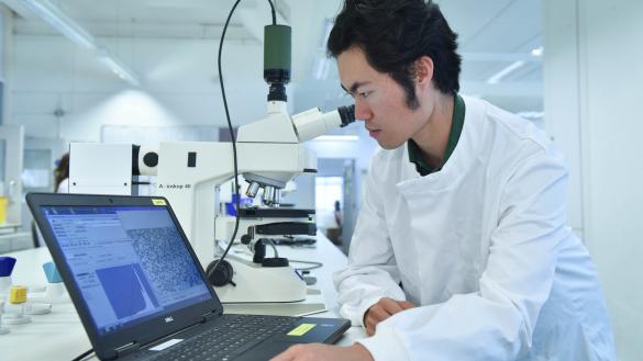 一个学生科学设备和一台笔记本电脑
