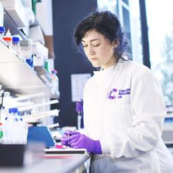 Dr Jessica Taylor working in the lab